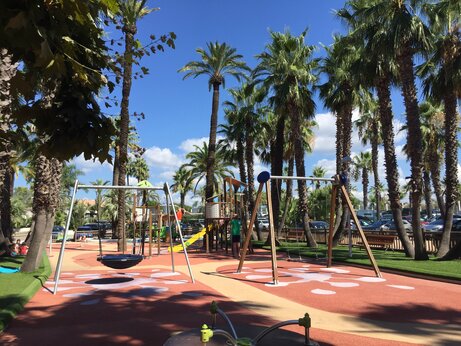 Kinderspielplatz, Schaukeln auf Camping CAPFUN La Baume - La Palmeraie in Fréjus.