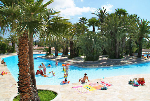 Buitenzwembad, waterspellen, palmbomen op camping CAPFUN La Baume, Fréjus.