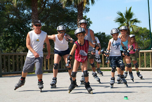Familie und Kinder beim Rollerblading auf Campingplatz CAPFUN La Baume - La Palmeraie in Fréjus (83).