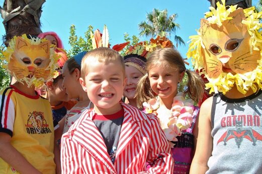 Verkleidete und maskierte Kinder bei Animation auf dem Campingplatz CAPFUN La Baume - La Palmeraie in Fréjus (83).