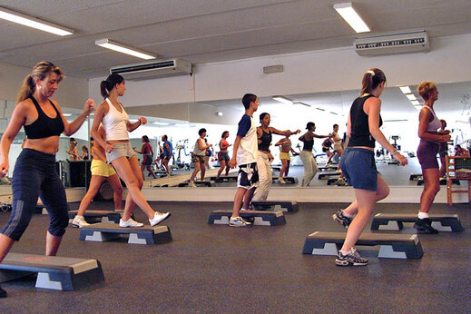 Step class in sports hall at CAPFUN La Baume - La Palmeraie campsite.