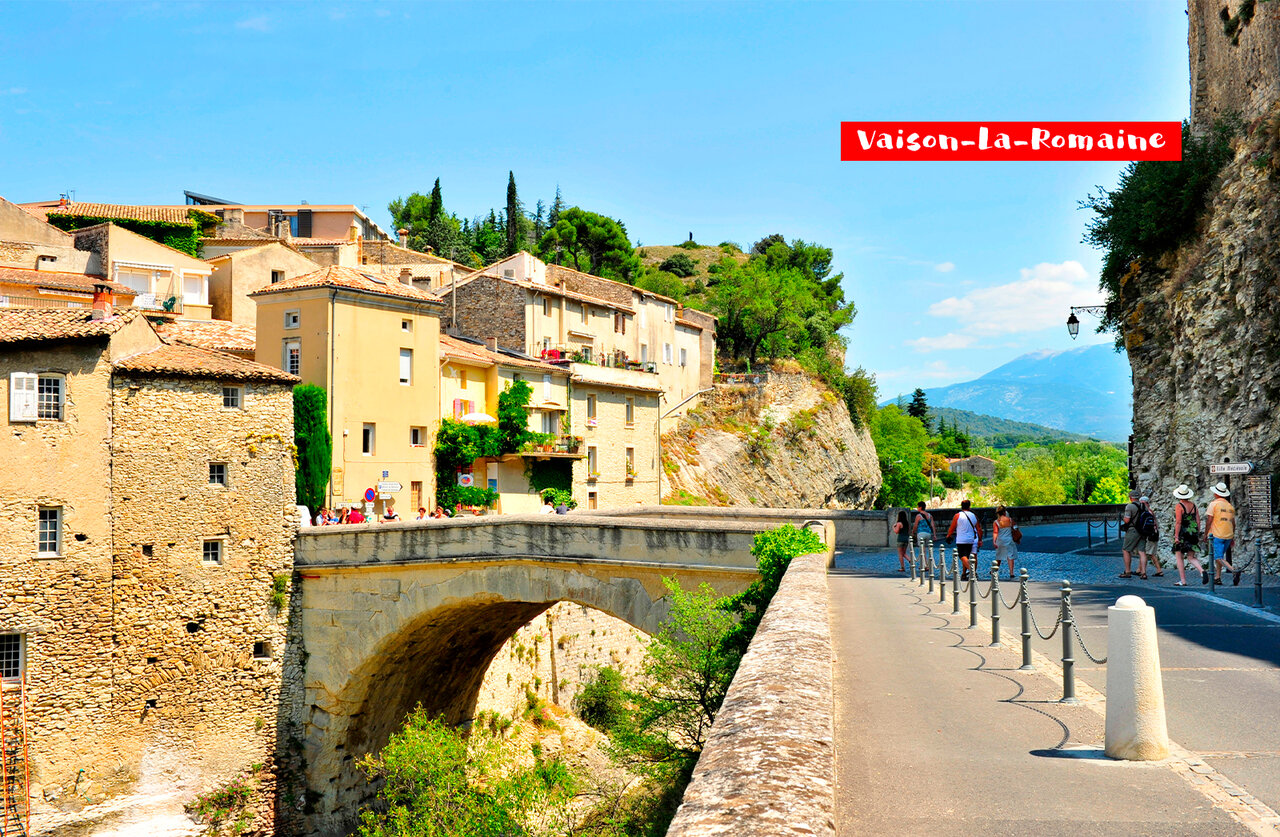Vaison-la-Romaine, Roman bridge and old houses, historic site to visit near the campsite.
