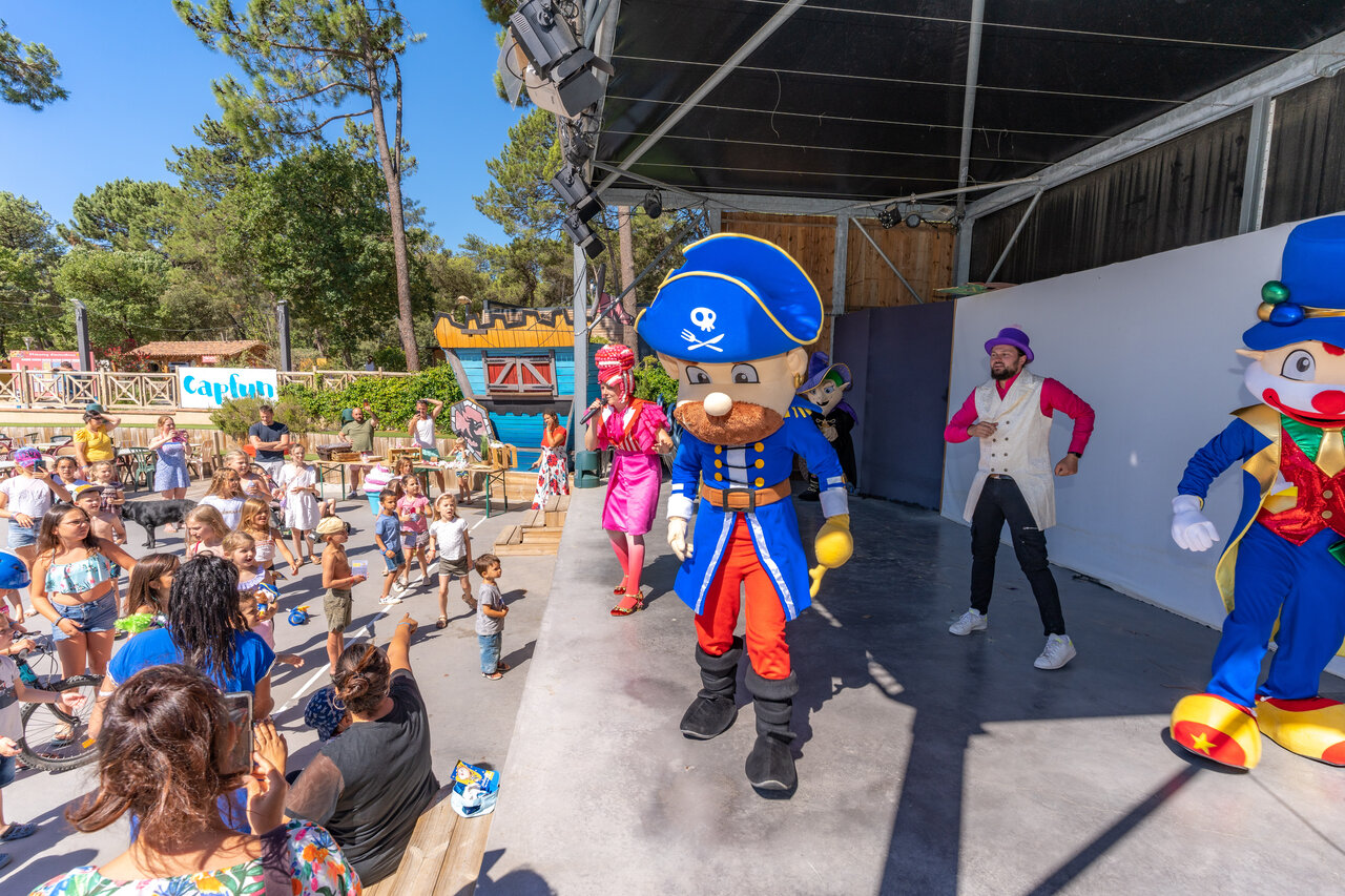 Animation show with mascots for children at CAPFUN Beauregard campsite MORNAS (84).