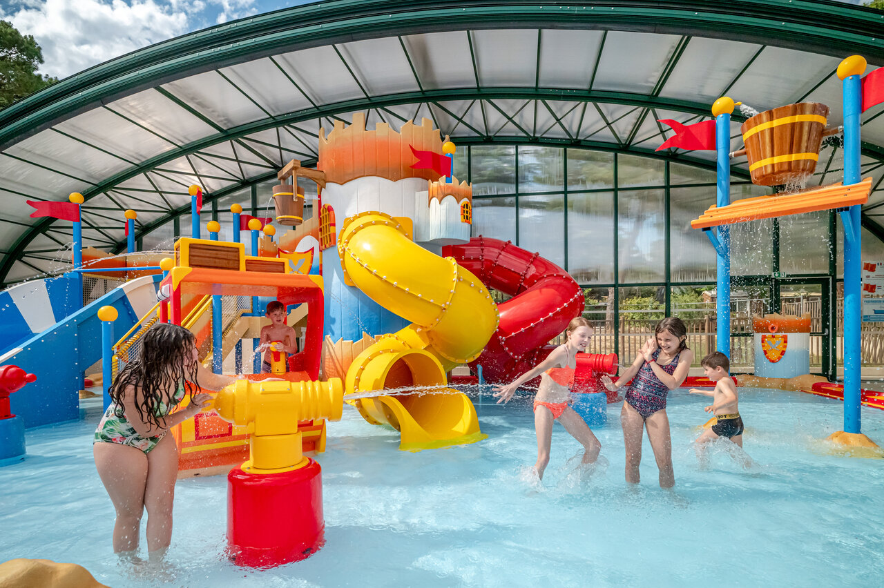 Indoor water park with slides, water games at CAPFUN Beauregard campsite in MORNAS.