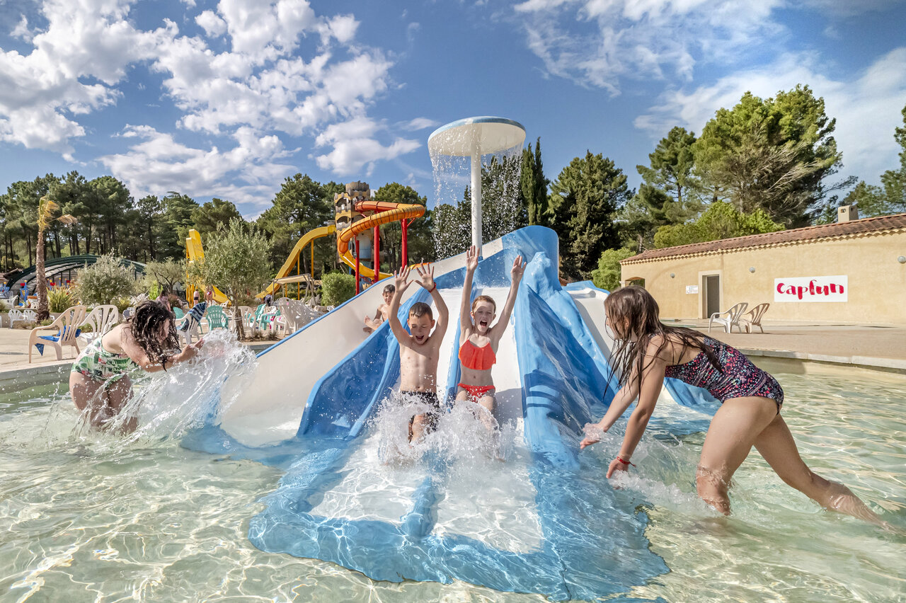 Water slide and water games for children at CAPFUN Beauregard in MORNAS (84).