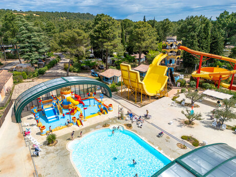 Wasserpark mit Riesenrutschen, Schwimmbad und überdachtem Spielplatz auf dem Campingplatz CAPFUN Beauregard in MORNAS (84).