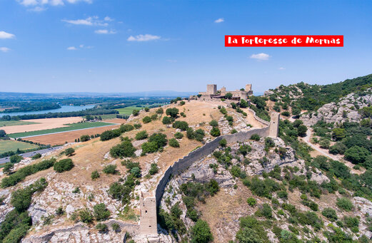 Mittelalterliche Festung Mornas auf Hügel, mit Blick auf das Rhônetal.