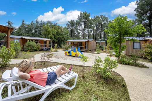 Komfortable Mobilheime und Kinderspielplatz auf dem Campingplatz CAPFUN Beauregard in MORNAS (84).
