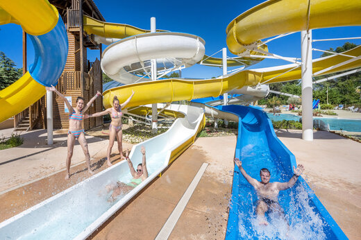 Riesige Wasserrutschen mit Urlaubern auf dem Campingplatz CAPFUN Beauregard in MORNAS (84).