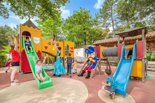 Spielplatz, Rutschen, Kinder und Maskottchen auf dem Campingplatz CAPFUN Beauregard in MORNAS (84).