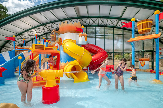 Überdachter Wasserpark, Rutschen und Wasserspielen im CAPFUN Beauregard in MORNAS (84).