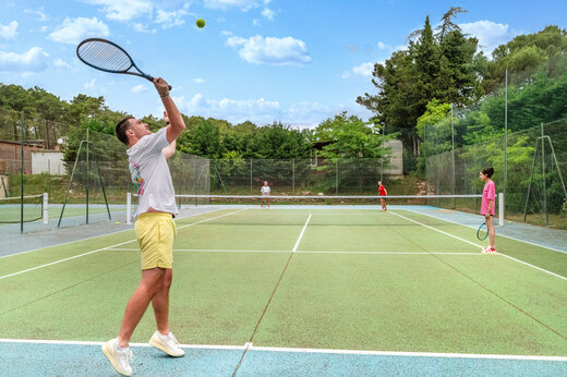 Tennisplatz mit Spielern auf dem Campingplatz CAPFUN Beauregard in MORNAS (84).