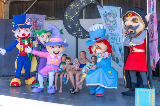 Bunte Maskottchen und lachende Kinder bei der Animation auf Camping CAPFUN Beauregard in MORNAS (84).