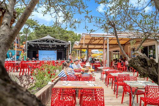 Außenrestaurant und Animationsbühne auf dem Campingplatz CAPFUN Beauregard in MORNAS (84).