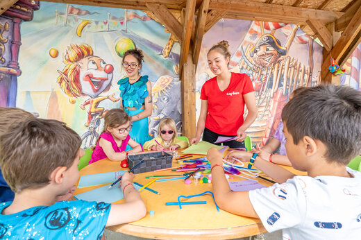 Kinder bei kreativer Aktivität mit Animateuren auf dem Campingplatz CAPFUN Beauregard in MORNAS (84).