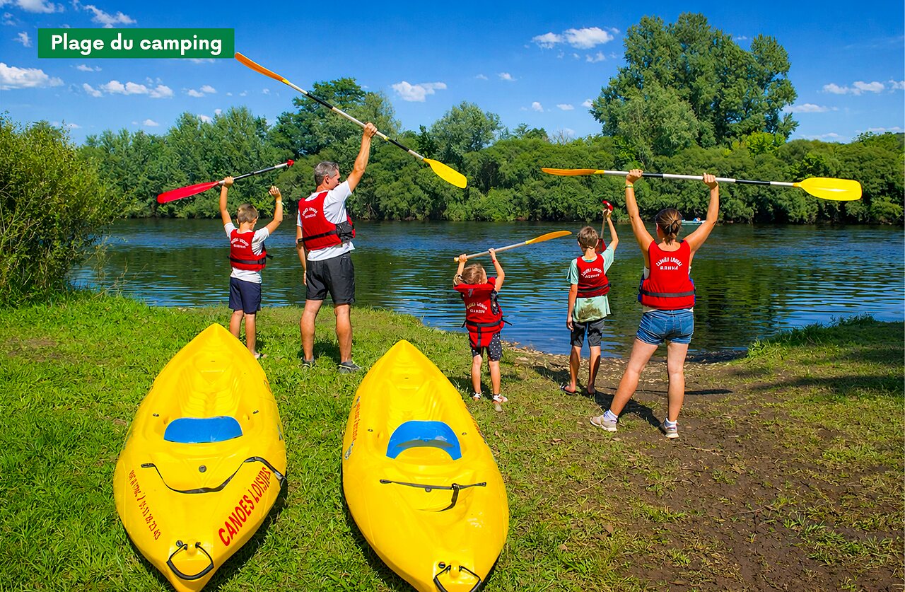 Family with kayaks and paddles on the campsite beach at CLICOCHIC Beau Rivage in LA ROQUE-GAGEAC (24).