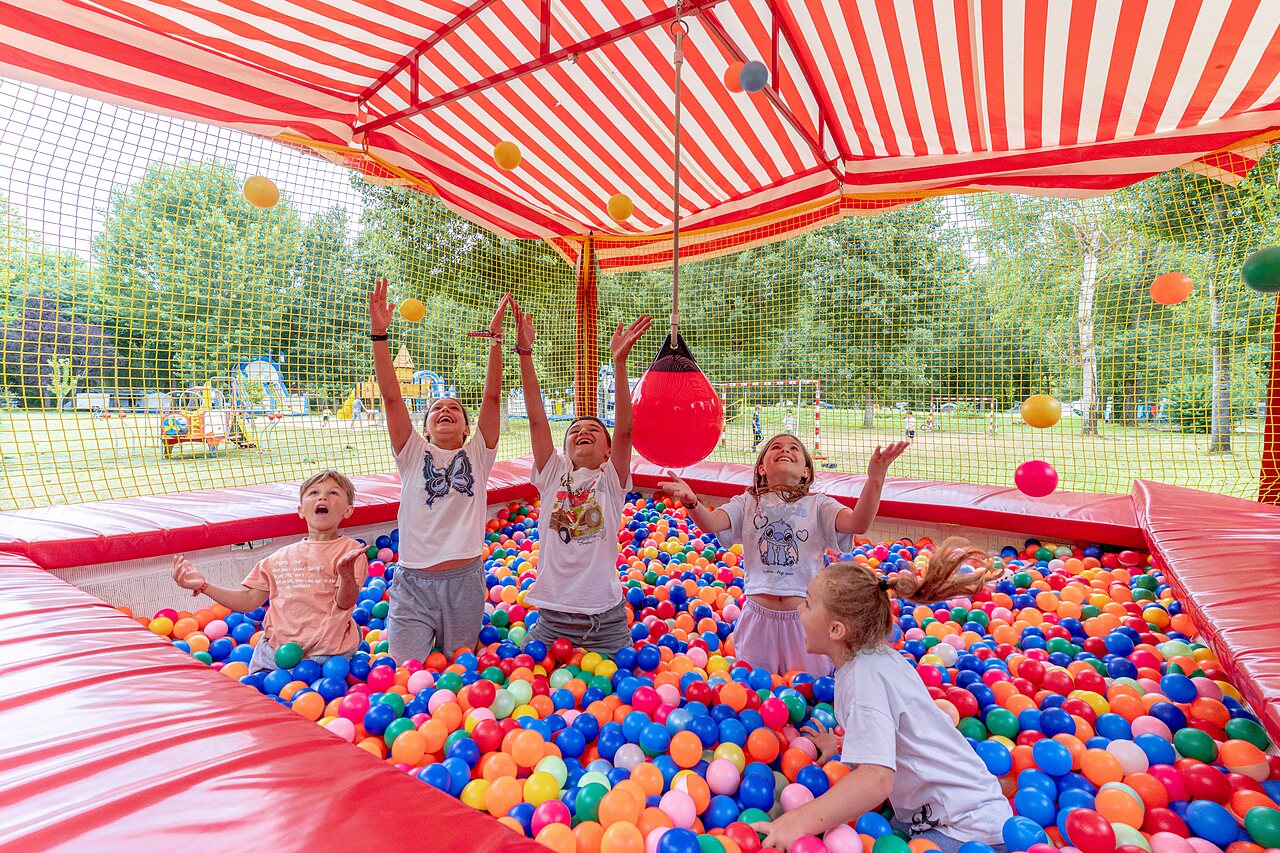 Children's games at camping CLICOCHIC Beau Rivage in LA ROQUE-GAGEAC (24).