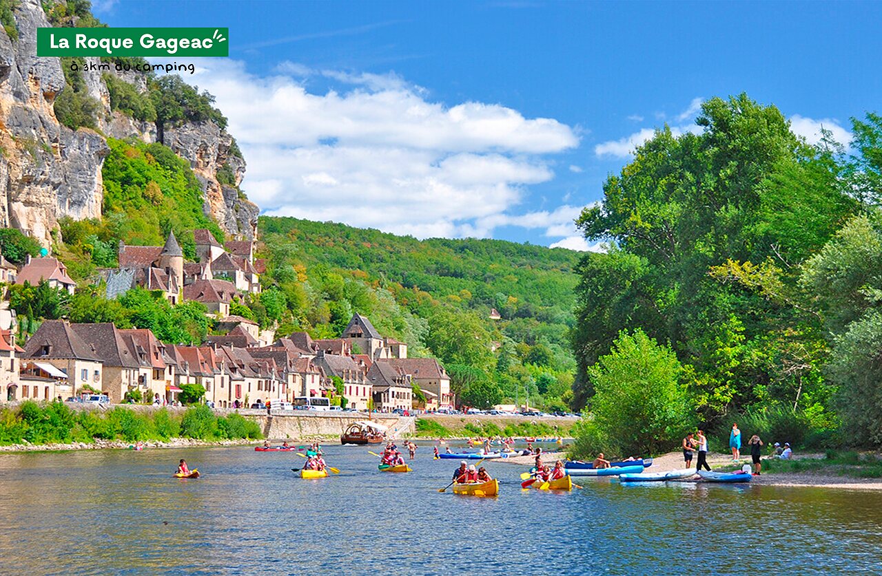 Village of La Roque-Gageac and canoes on the Dordogne, P�rigord Noir.