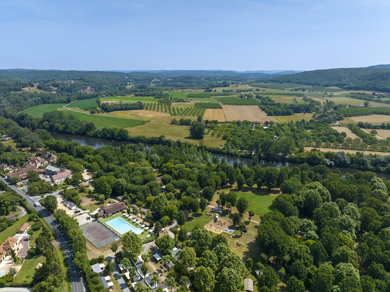Camping CLICOCHIC Beau Rivage: aerial view, pool, river, nature in LA ROQUE-GAGEAC (24).