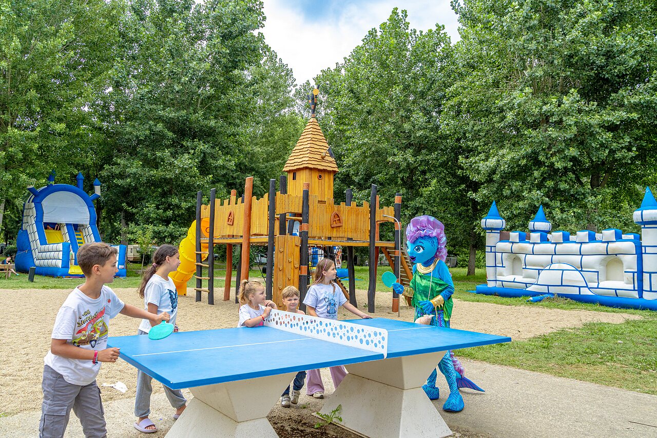 Games, bouncy castles, mascot at CLICOCHIC Beau Rivage campsite in LA ROQUE-GAGEAC (24).
