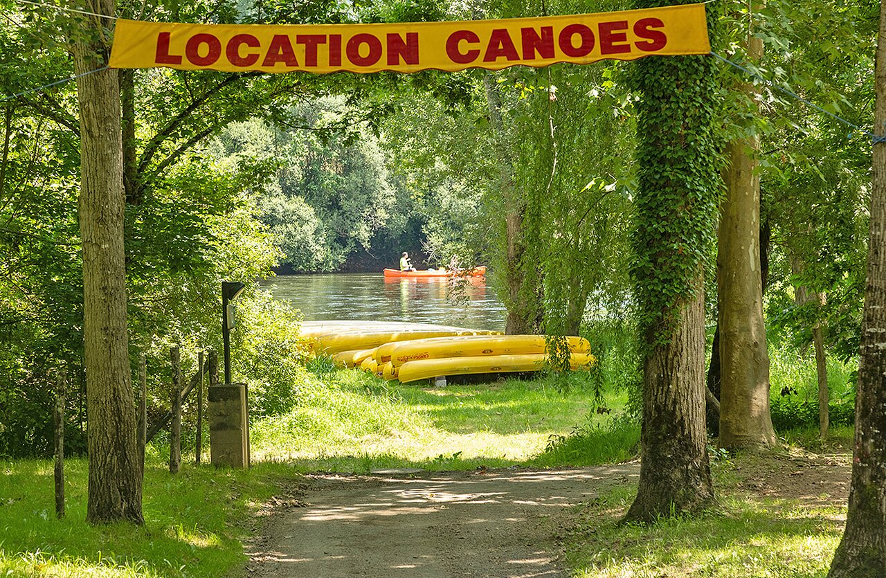 Canoe rental and river at camping CLICOCHIC Beau Rivage in LA ROQUE-GAGEAC (24).