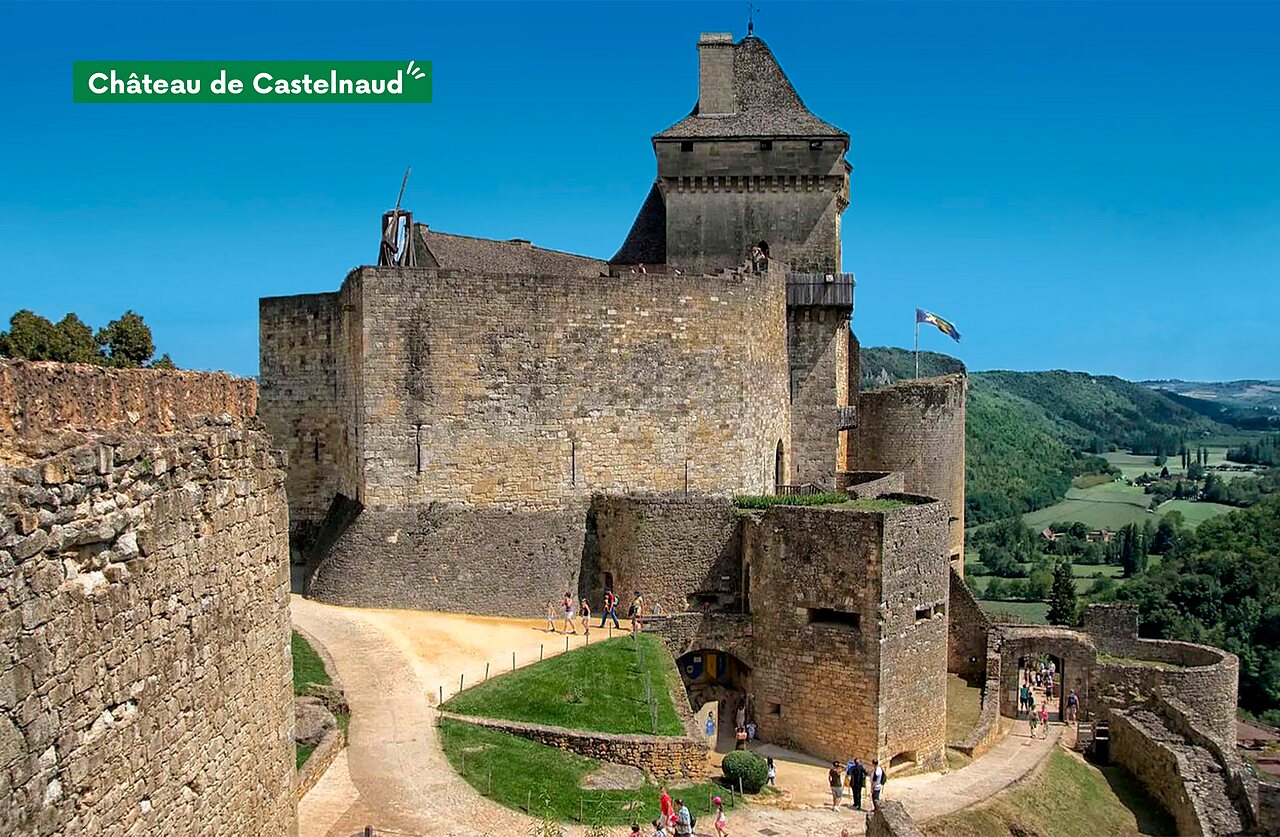Castelnaud Castle, medieval fortress to visit near La Roque-Gageac (24).
