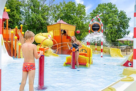 Rutschen, Wasserstrahlen und Wasserspiele auf Campingplatz CLICOCHIC Beau Rivage in LA ROQUE-GAGEAC.