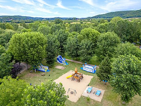 Spielplatz mit Hüpfburgen und Rutschen auf dem Campingplatz CLICOCHIC Beau Rivage in LA ROQUE-GAGEAC (24).