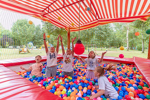 Buntes Bällebad für Kinder auf dem Campingplatz CLICOCHIC Beau Rivage in LA ROQUE-GAGEAC.