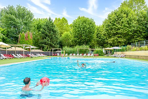 Großes Freibad auf dem Campingplatz CLICOCHIC Beau Rivage in LA ROQUE-GAGEAC (24).