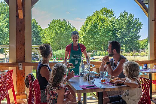 Familienessen im Restaurant des Campingplatzes CLICOCHIC Beau Rivage in LA ROQUE-GAGEAC (24).