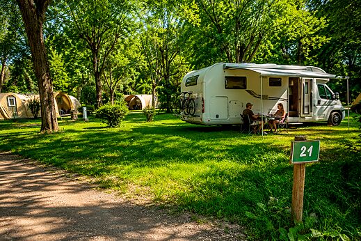 Wohnmobil, Paar, Stellplatz auf dem Campingplatz CLICOCHIC Beau Rivage in LA ROQUE-GAGEAC.