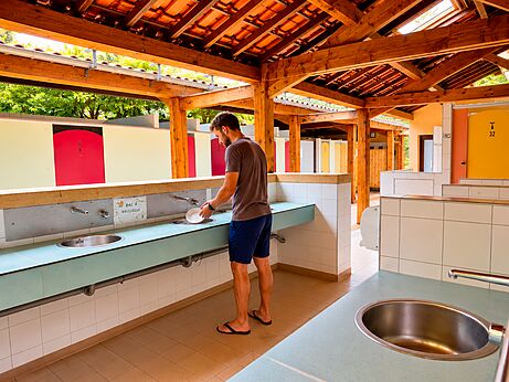 Abwaschbereich und Sanitäranlagen auf Camping CLICOCHIC Beau Rivage in LA ROQUE-GAGEAC (24).