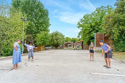 Boccia-Platz mit Urlaubern auf dem Campingplatz CLICOCHIC Beau Rivage (24).