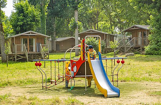 Rutsche, Spielplatz und Mobilheime auf dem Campingplatz CLICOCHIC Beau Rivage in LA ROQUE-GAGEAC (24).