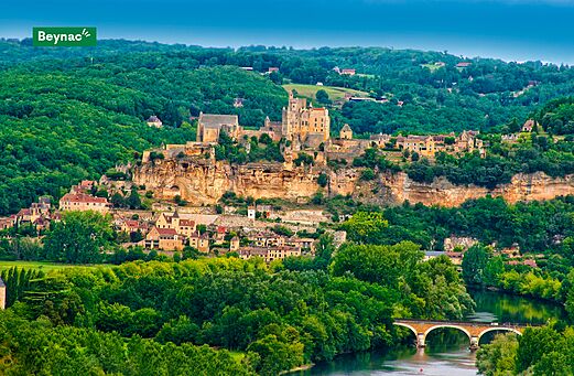 Mittelalterliche Burg und Dorf Beynac-et-Cazenac, historische Stätte in der Dordogne.