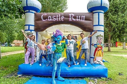 Hüpfburg Castle Run, Kinder und Maskottchen auf dem Campingplatz CLICOCHIC Beau Rivage.