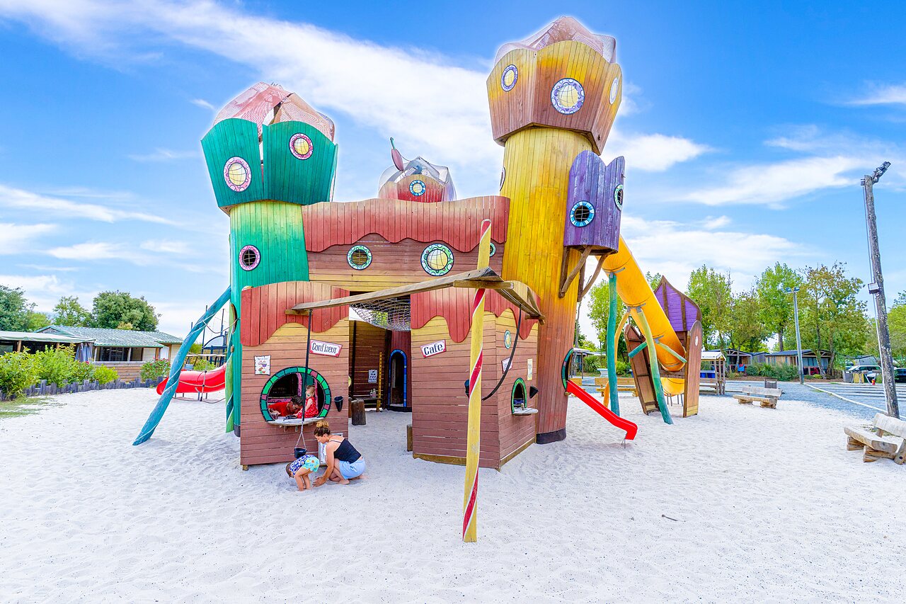 Gro�er bunter Spielplatz mit Rutschen auf dem Campingplatz CAPFUN Bel Air in Aiguillon sur Mer (85).