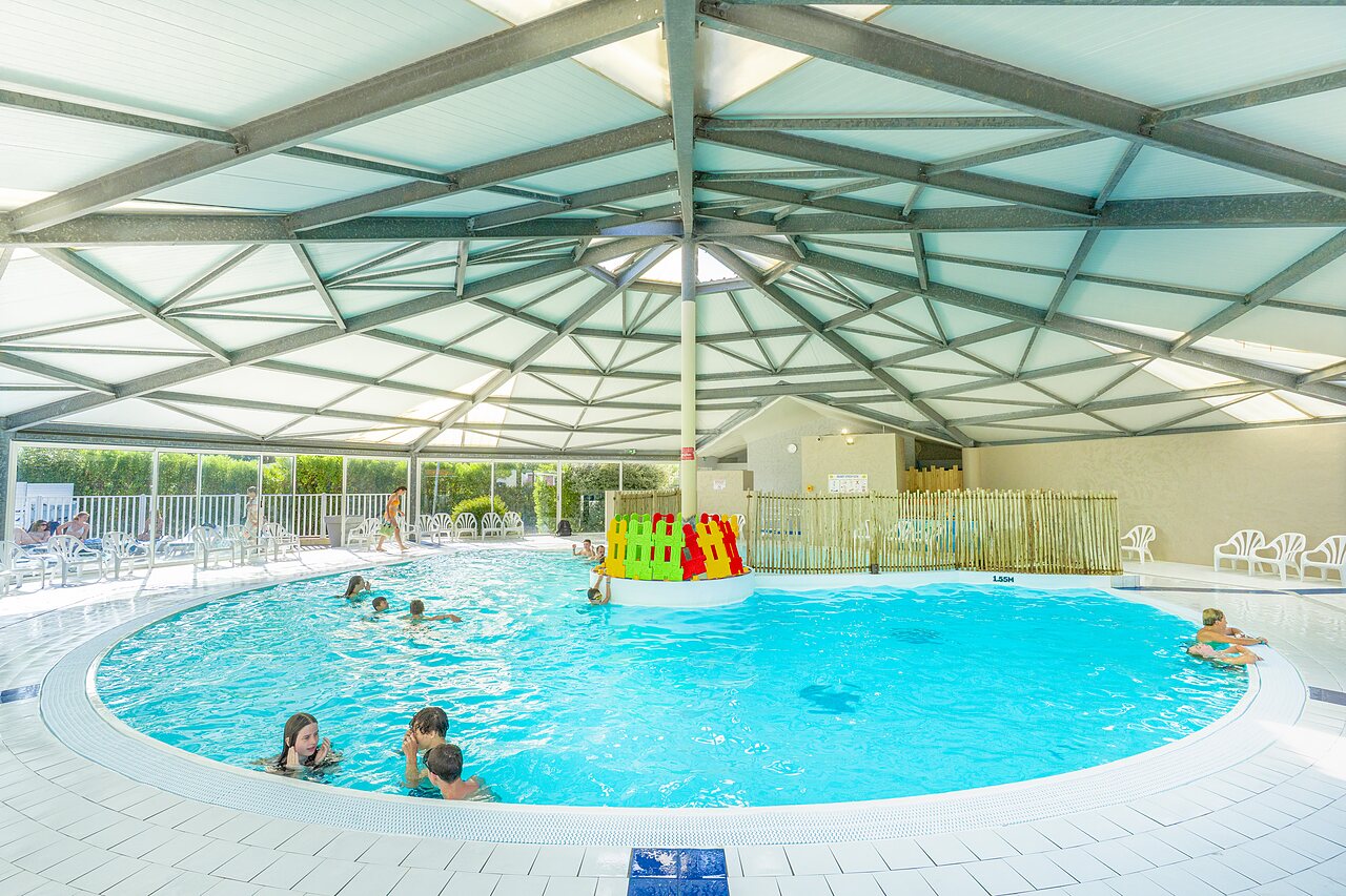 �berdachtes Schwimmbad mit Wasserspielbereich f�r Kinder auf dem Campingplatz CAPFUN Bel Air in Aiguillon sur Mer (85).