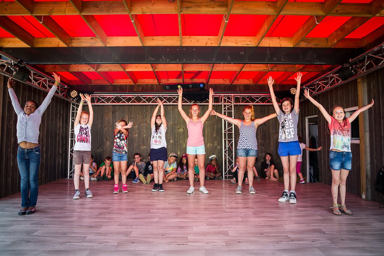 Kinder auf der B�hne bei Animation auf Campingplatz CAPFUN Bel Air in Aiguillon sur Mer (85).