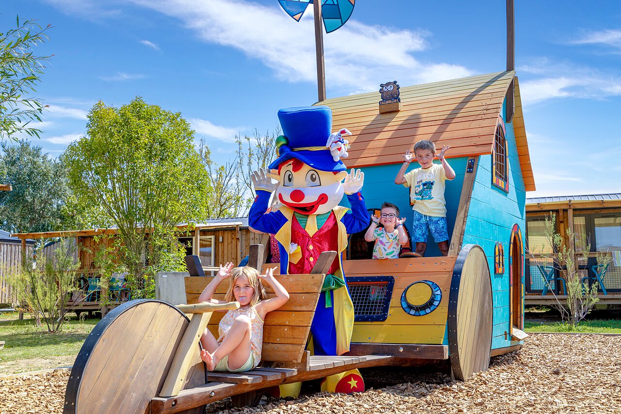 Maskottchen und Kinder auf Spielplatz bei CAPFUN Bel Air, Aiguillon sur Mer (85).