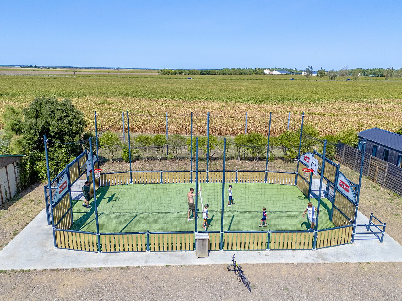Multisportplatz mit spielenden Kindern auf dem Campingplatz CAPFUN Bel Air in Aiguillon sur Mer (85).