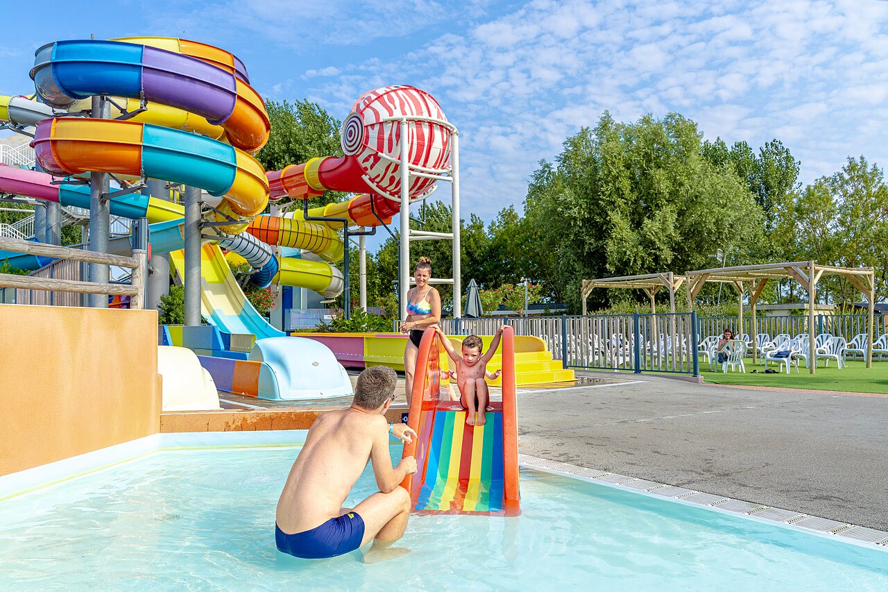 Bunte Wasserrutschen und Familienpool auf Campingplatz CAPFUN Bel Air, Aiguillon sur Mer (85).