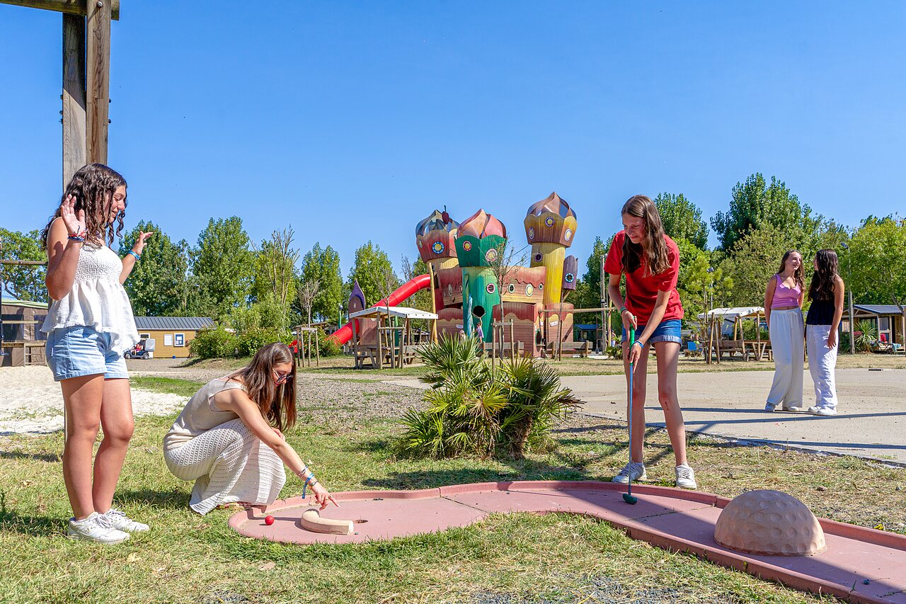 Minigolf und Spielplatz f�r Jugendliche auf dem Campingplatz CAPFUN Bel Air in Aiguillon sur Mer (85).