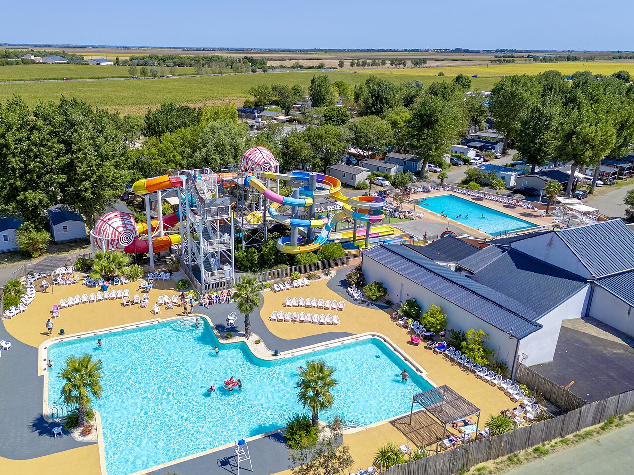 Riesenwasserrutschen und Au�enpools auf dem Campingplatz CAPFUN Bel Air in Aiguillon sur Mer (85).