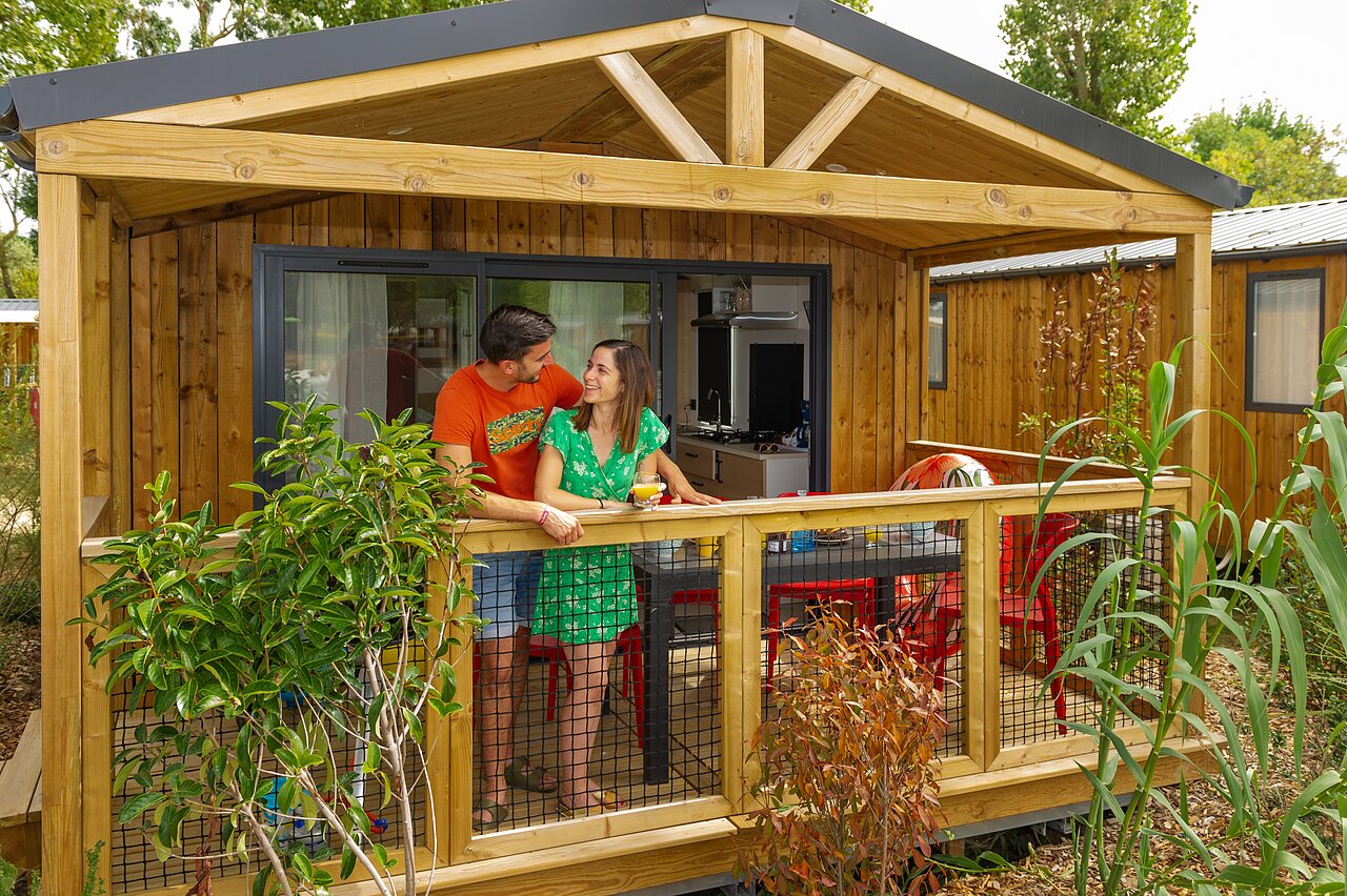 Paar auf Mobilheim-Terrasse auf dem Campingplatz CAPFUN Bel Air in Aiguillon sur Mer (85).
