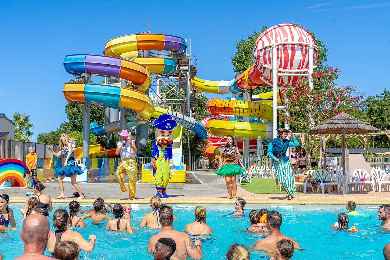 Bunte Wasserrutschen und festliche Animation im Pool auf dem Campingplatz CAPFUN Bel Air in Aiguillon sur Mer (85).