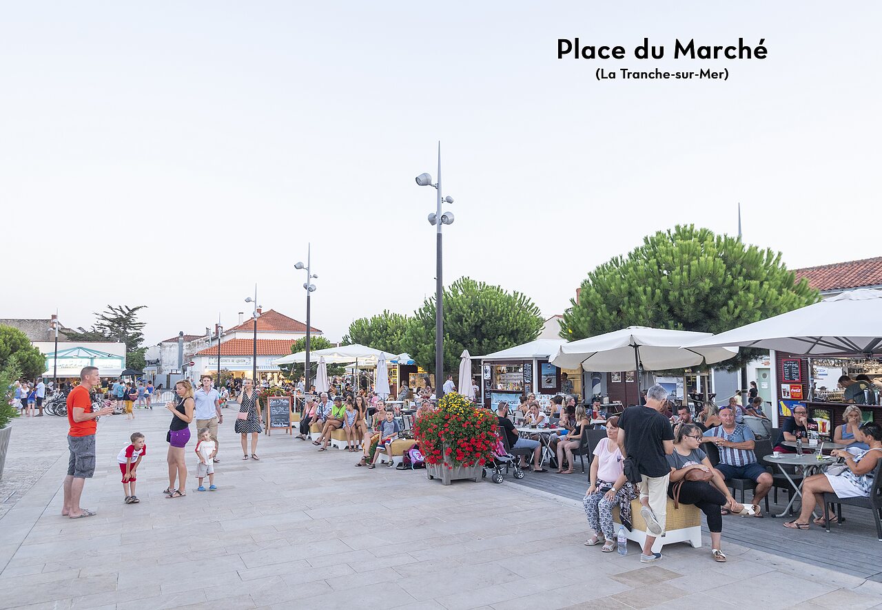 Lebhafter Marktplatz in La Tranche-sur-Mer, ein Ausflugsziel nahe dem Campingplatz.