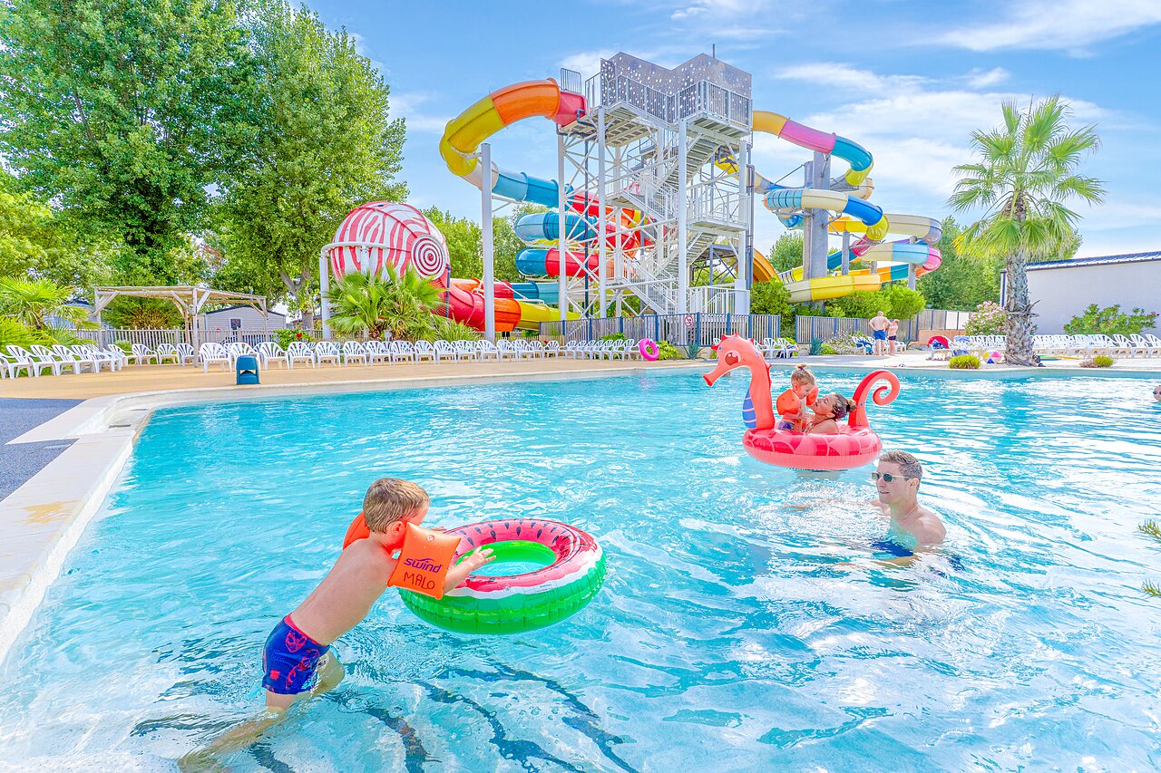 Au�enpool, Wasserrutschen und Kinder auf dem Campingplatz CAPFUN Bel Air in Aiguillon sur Mer.