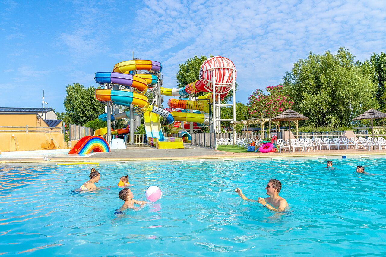 Freibad, Wasserrutschen auf dem Campingplatz CAPFUN Bel Air in Aiguillon sur Mer.